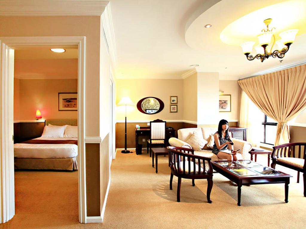 Merdeka Palace Hotel & Suites Kuching Ngoại thất bức ảnh